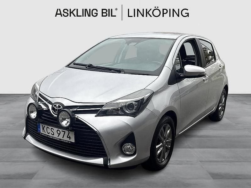 Silver Begagnad 2015 Toyota Yaris Halvkombi | 125 000 kr (Marknadspris) - Bild 1/4