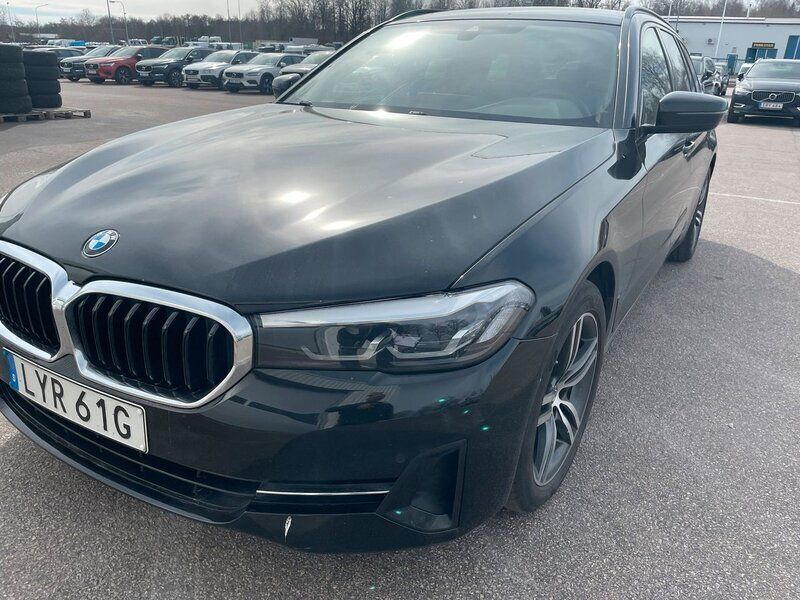 Svart Begagnad 2022 BMW 520 Kombi | 359 000 kr (Marknadspris) - Bild 1/2