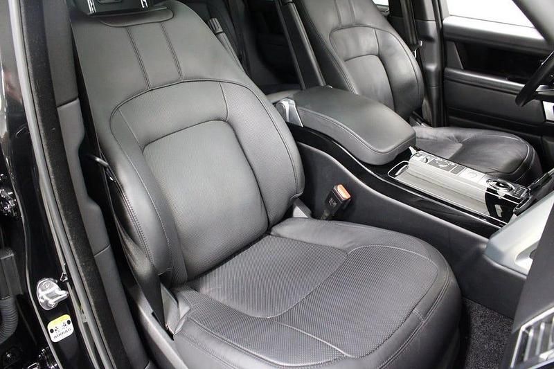 Begagnad Land Rover Range Rover Vogue 525 HK (386 kW) 2018 Svart SUV