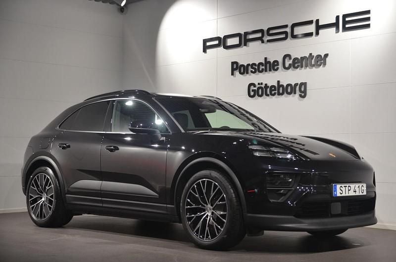 Svart (black) Ny 2024 Porsche Macan SUV | 1 113 500 kr (Marknadspris) - Bild 1/4