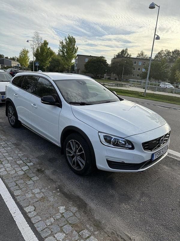 Vit Begagnad 2018 Volvo V60 CC Standard Kombi | 184 900 kr (Bra pris) - Bild 1/3