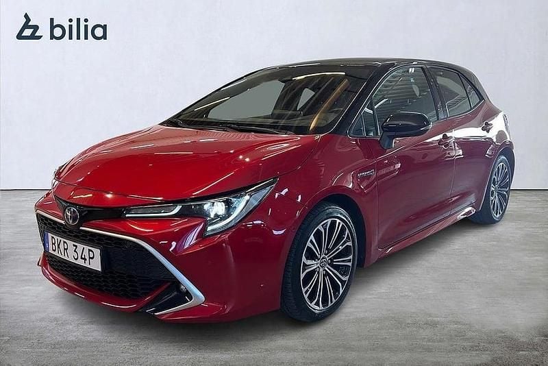 Röd Begagnad 2019 Toyota Corolla Hybrid Executive Halvkombi | 244 900 kr (Marknadspris) - Bild 1/4