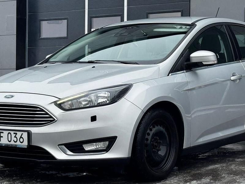 Begagnad Ford Focus Titanium 101 HK (74 kW) 2017 Grå Halvkombi