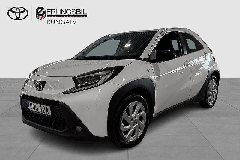 Vit Begagnad 2022 Toyota Aygo Comfort Halvkombi | 159 900 kr (Marknadspris) - Bild 1/4