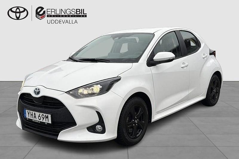 Vit Begagnad 2023 Toyota Yaris Hybrid Active Halvkombi | 219 900 kr (Marknadspris) - Bild 1/3