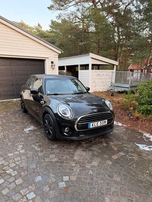 Svart metallic Begagnad 2021 Mini Cooper Halvkombi | 209 000 kr (Bra pris) - Bild 1/4