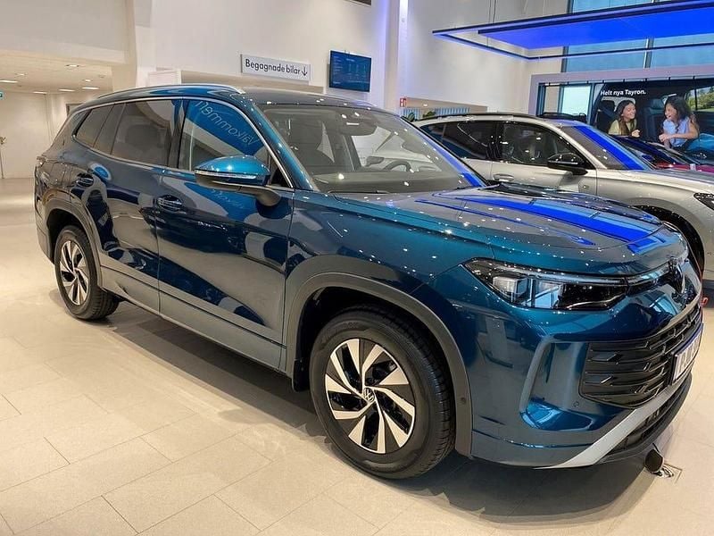 Nightshade blue metallic Ny 2025 VW Tayron Life SUV | 586 600 kr (Lite dyr) - Bild 1/4