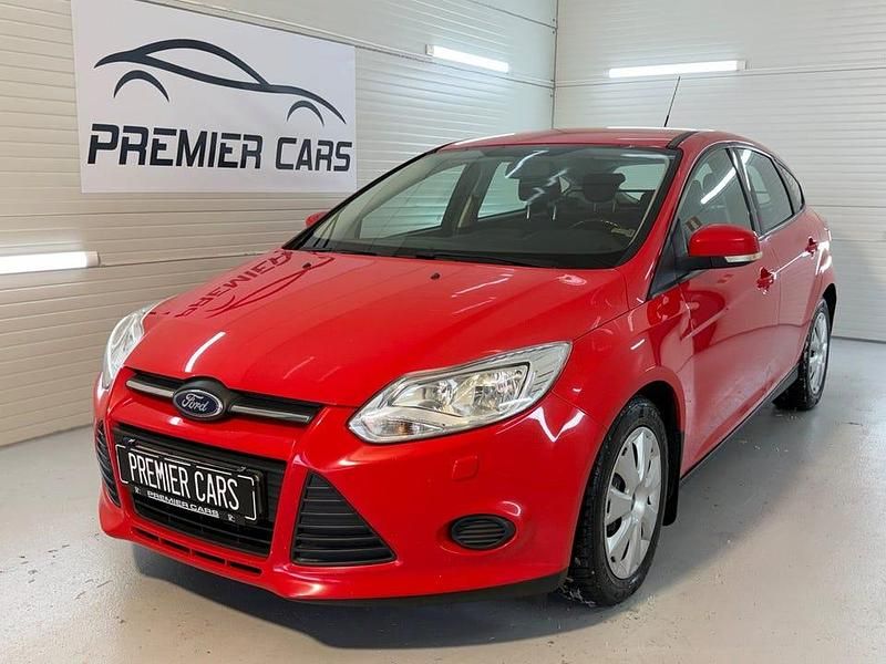 Begagnad Ford Focus Trend 95 HK (69 kW) 2012 Röd Halvkombi
