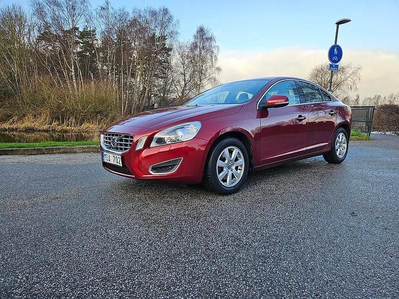 Röd Begagnad 2011 Volvo S60 Momentum Sedan | 99 900 kr (Superpris) - Bild 1/4