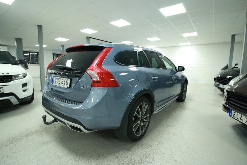 Begagnad Volvo V60 CC Summum 150 HK (110 kW) 2017 Blå Kombi