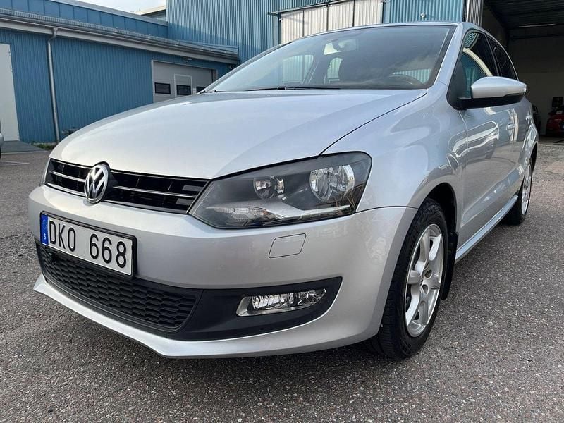 Silver (silver metallic) Begagnad 2013 VW Polo Halvkombi | 89 800 kr (Marknadspris) - Bild 1/4