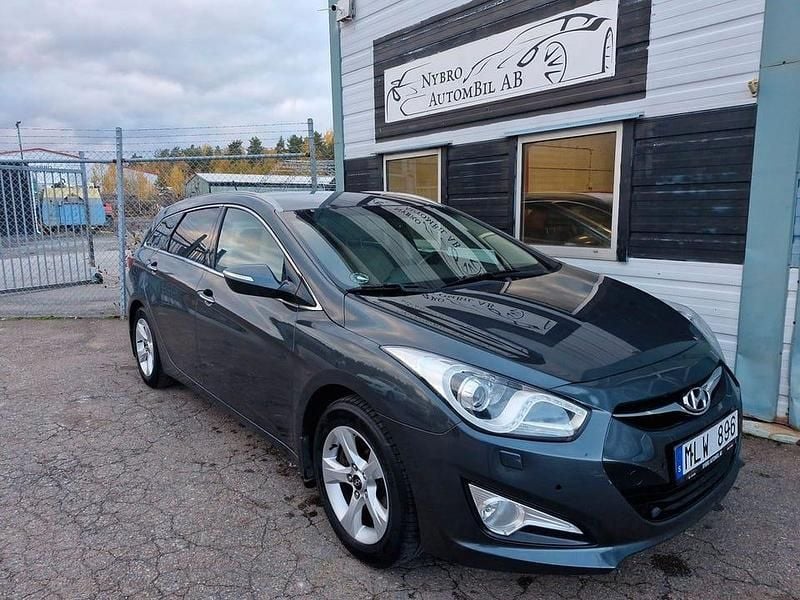 Grå Begagnad 2012 Hyundai i40 Kombi | 64 900 kr (Marknadspris) - Bild 1/4