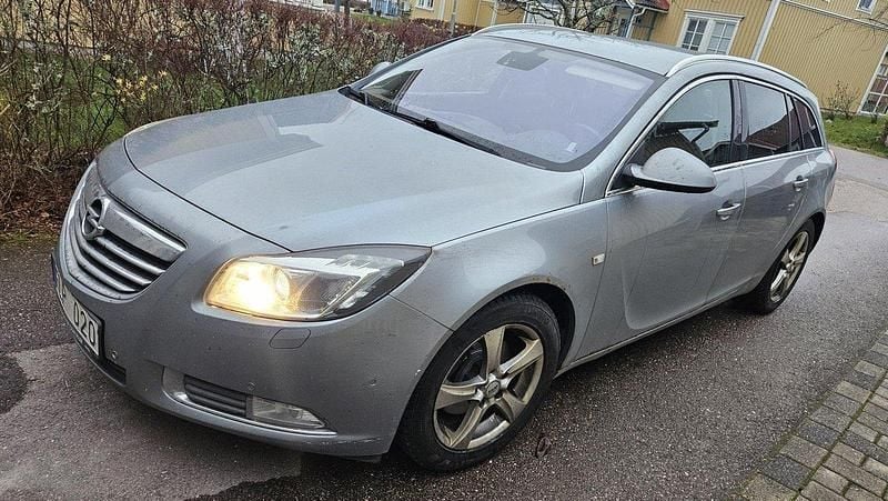 Grå Begagnad 2012 Opel Insignia Edition Kombi | 29 000 kr (Marknadspris) - Bild 1/4