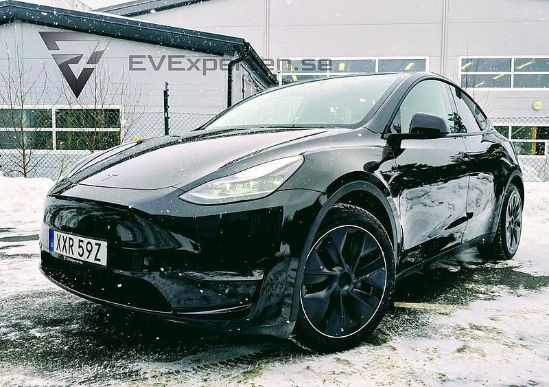 Svart Begagnad 2024 Tesla Model Y Long Range AWD SUV | 499 000 kr (Lite dyr) - Bild 1/4