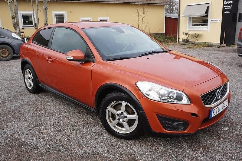 Röd Begagnad 2011 Volvo C30 Momentum Halvkombi | 44 900 kr (Marknadspris) - Bild 1/4