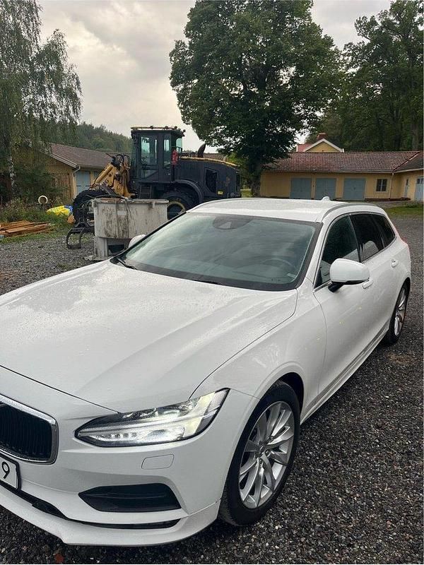Vit Begagnad 2019 Volvo V90 Momentum Kombi | 235 000 kr (Marknadspris) - Bild 1/2