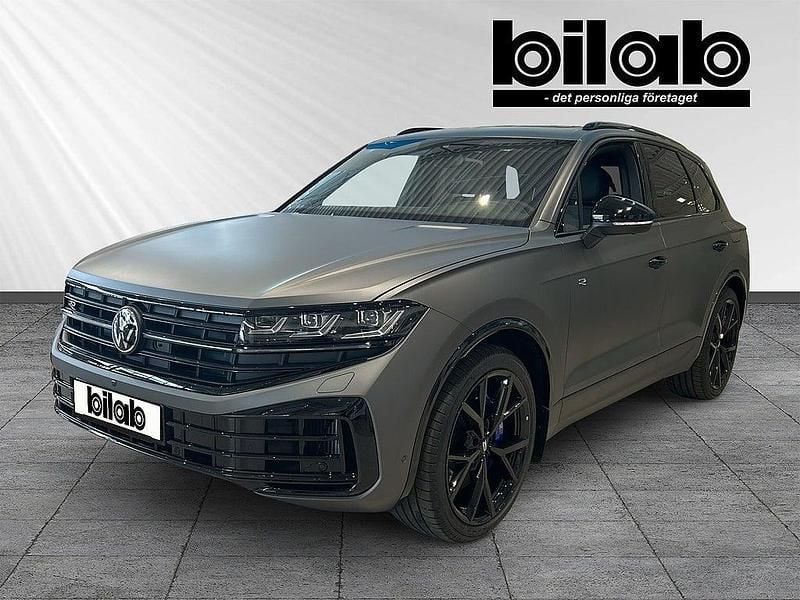 Grå Ny 2025 VW Touareg R SUV | 995 000 kr (Marknadspris) - Bild 1/4