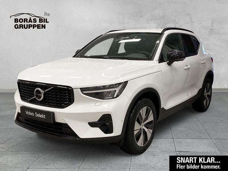 Vit Begagnad 2025 Volvo XC40 Plus SUV | 399 000 kr (Marknadspris) - Bild 1/3