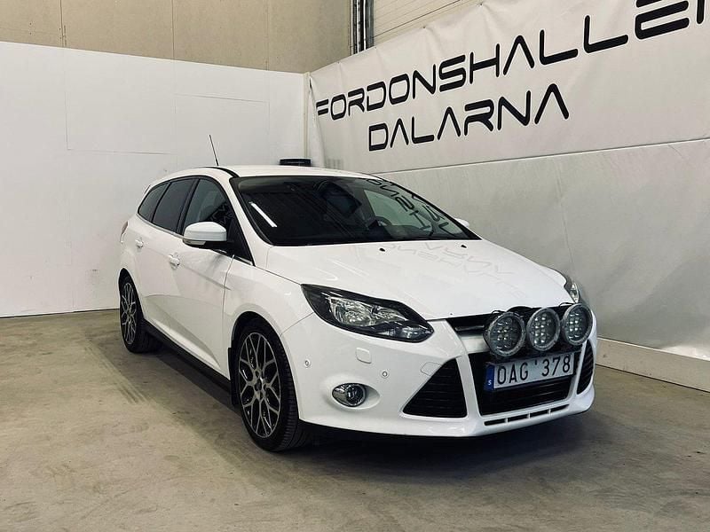 Vit Begagnad 2013 Ford Focus Titanium Kombi | 69 900 kr (Marknadspris) - Bild 1/4
