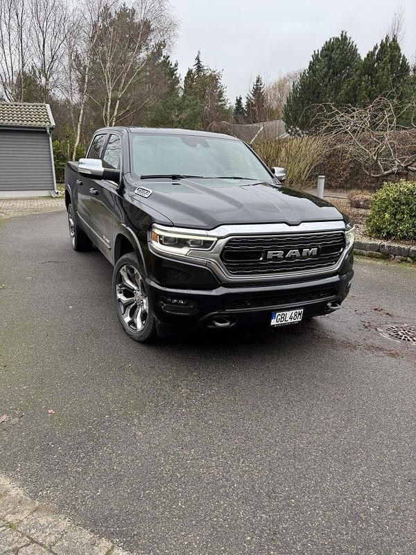Svart Begagnad 2022 RAM 1500 Pickup | 735 000 kr (Superpris) - Bild 1/4