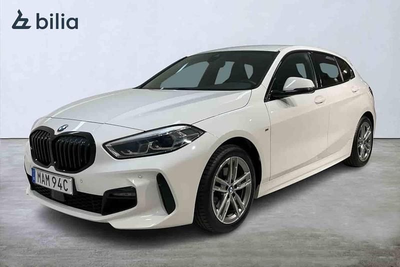 Vit Begagnad 2021 BMW 118 Halvkombi | 258 900 kr - Bild 1/1