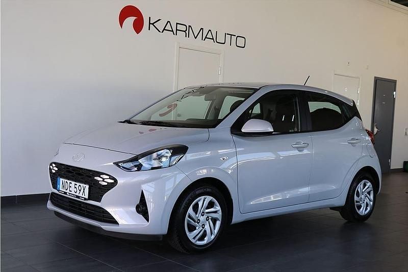 Grå Begagnad 2024 Hyundai i10 Essential Halvkombi | 168 900 kr (Marknadspris) - Bild 1/4