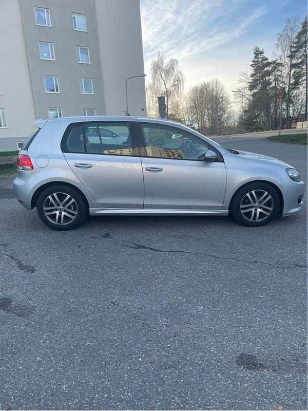 Silver Begagnad 2012 VW Golf VII Halvkombi | 50 000 kr (Superpris) - Bild 1/4