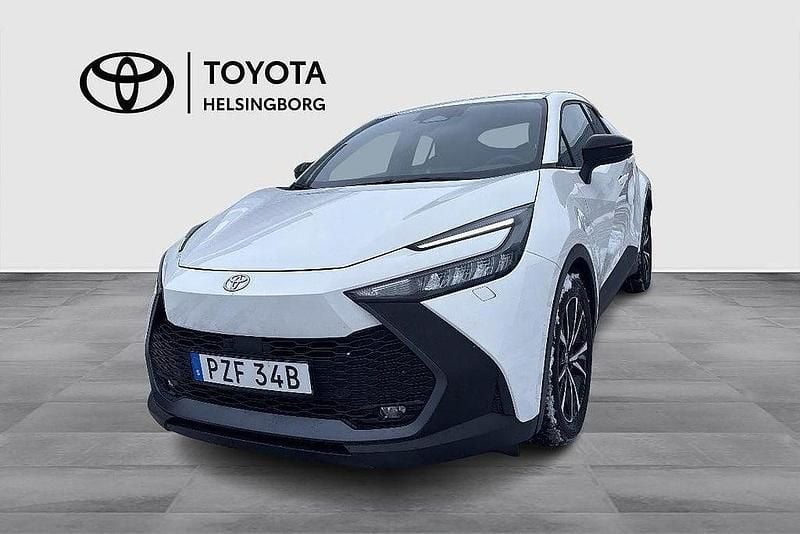 Vit Begagnad 2023 Toyota C-HR Style SUV | 329 900 kr (Marknadspris) - Bild 1/4