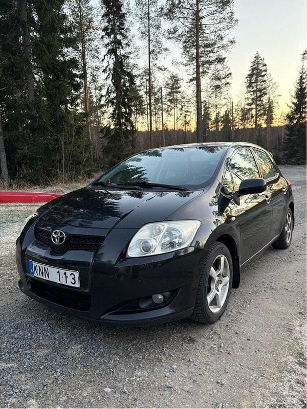 Svart Begagnad 2010 Toyota Auris Halvkombi | 32 000 kr (Marknadspris) - Bild 1/4