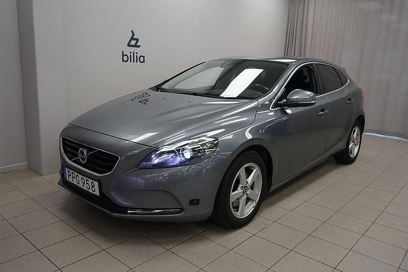 Grå Begagnad 2014 Volvo V40 Business Edition Halvkombi | 209 900 kr (Lite dyr) - Bild 1/3