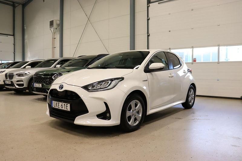 Vit Begagnad 2021 Toyota Yaris Hybrid Active Halvkombi | 189 800 kr (Marknadspris) - Bild 1/4