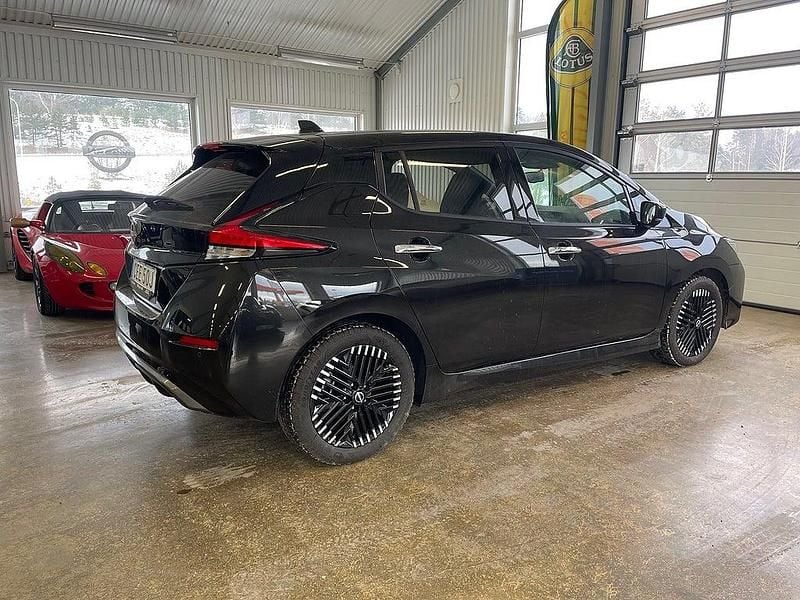 Begagnad Nissan Leaf N-Connecta 110 kW (150 HK) 2023 Svart Halvkombi