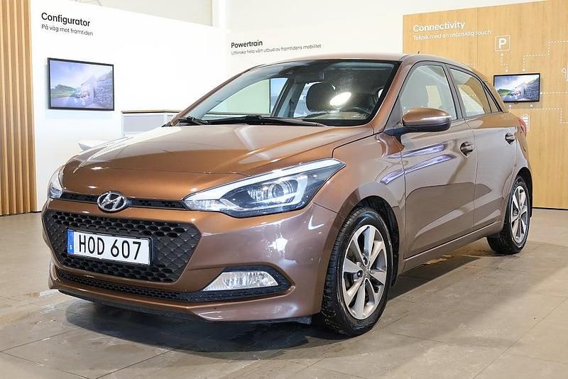 Brun Begagnad 2015 Hyundai i20 Halvkombi | 79 900 kr (Marknadspris) - Bild 1/3