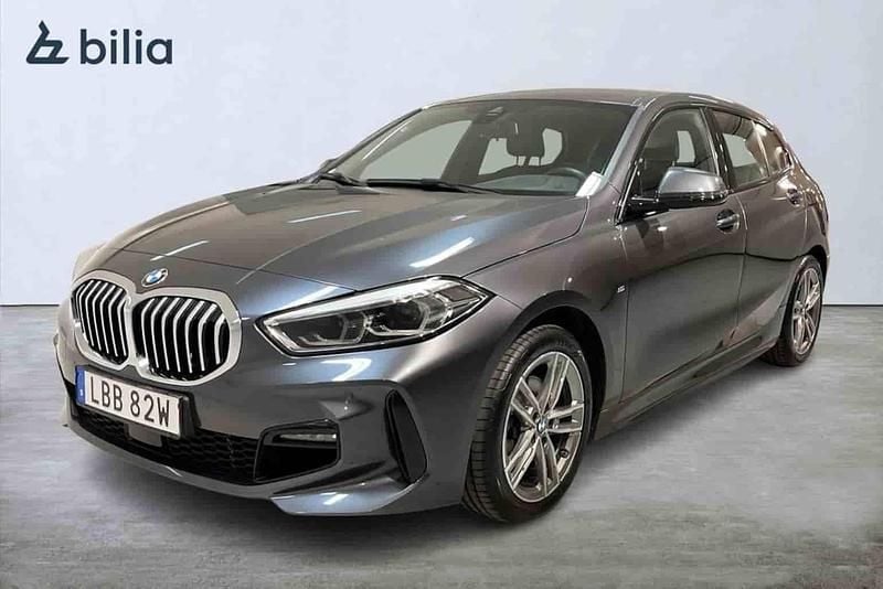 Grå Begagnad 2020 BMW 118 Halvkombi | 229 500 kr (Marknadspris) - Bild 1/1