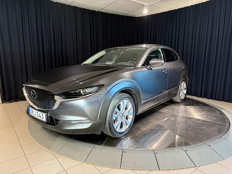 Grå Begagnad 2021 Mazda CX-30 SUV | 239 000 kr (Marknadspris) - Bild 1/4