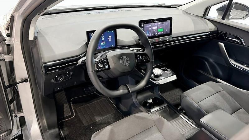 Begagnad MG MG4 EV 125 kW (170 HK) 2024 Grå Halvkombi