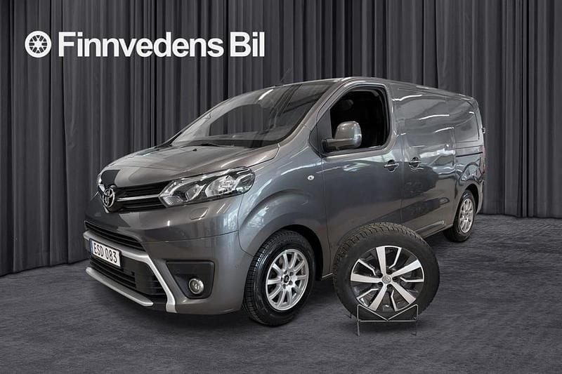 Mörkgrå (grå) Begagnad 2016 Toyota Proace Van | 134 900 kr (Marknadspris) - Bild 1/4