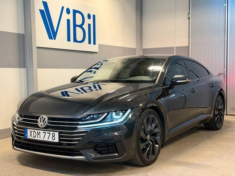 Mörkgrå Begagnad 2018 VW Arteon GT Halvkombi | 229 900 kr (Marknadspris) - Bild 1/4