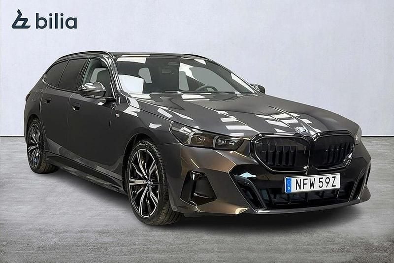 Grå Begagnad 2025 BMW 530e Comfort Edition Kombi | 669 000 kr (Marknadspris) - Bild 1/4