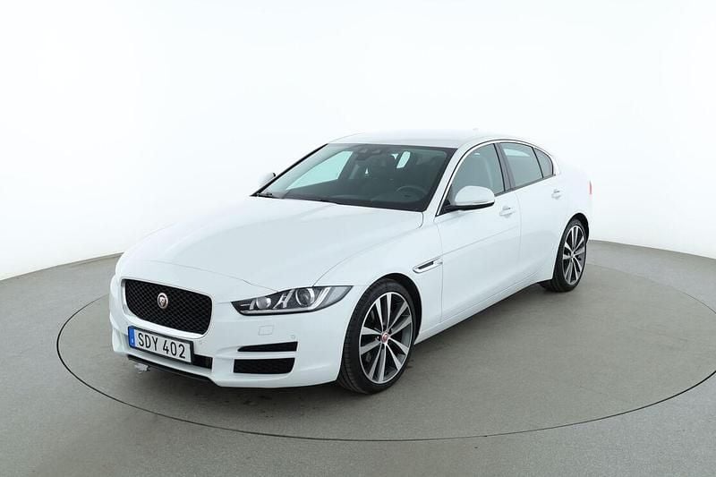 Begagnad Jaguar XE 182 HK (133 kW) 2016 Vit Sedan