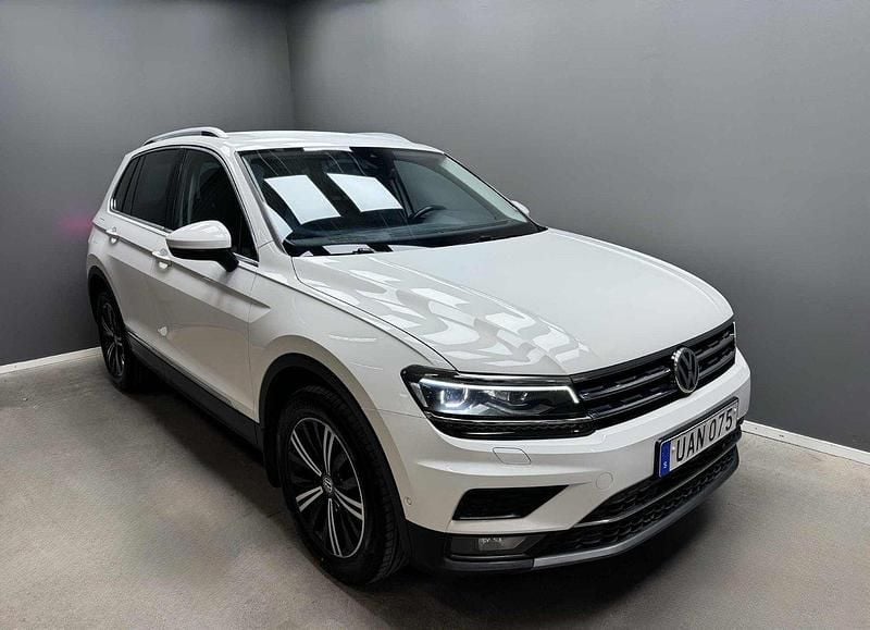 Vit Begagnad 2018 VW Tiguan GT SUV | 189 900 kr (Marknadspris) - Bild 1/4