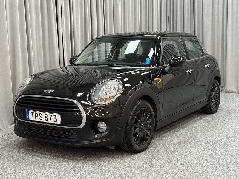 Svart Begagnad 2017 Mini Cooper Pepper Halvkombi | 129 900 kr (Lite dyr) - Bild 1/4