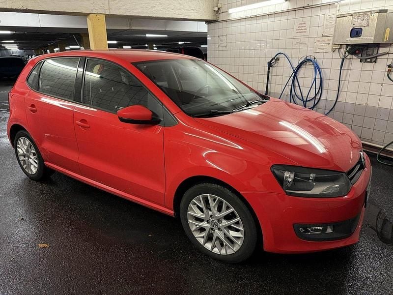 Röd Begagnad 2013 VW Polo Halvkombi | 62 999 kr (Bra pris) - Bild 1/4