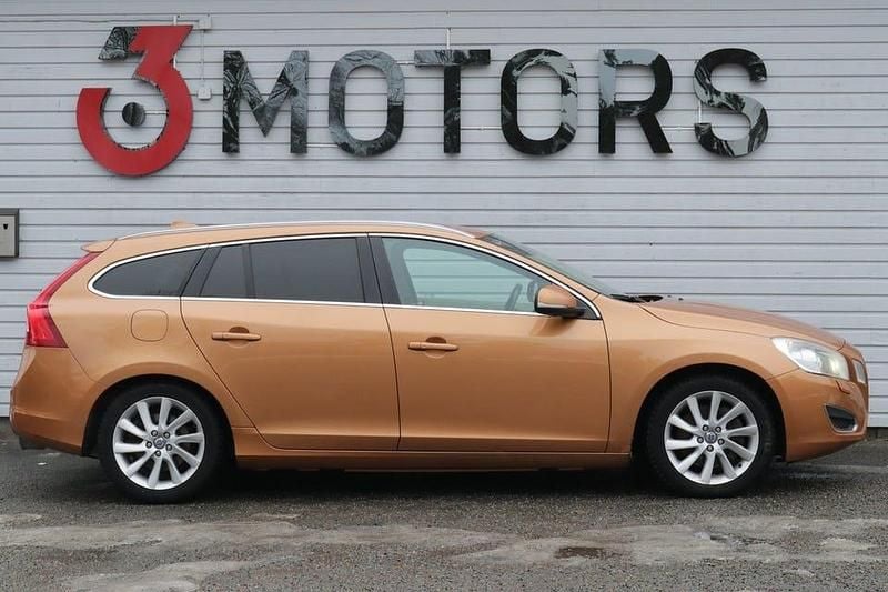 Begagnad Volvo V60 Summum 305 HK (224 kW) 2012 Brun Kombi