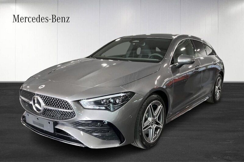 Mörkgrå (grey) Ny 2024 Mercedes CLA200 Kombi | 468 100 kr (Marknadspris) - Bild 1/3