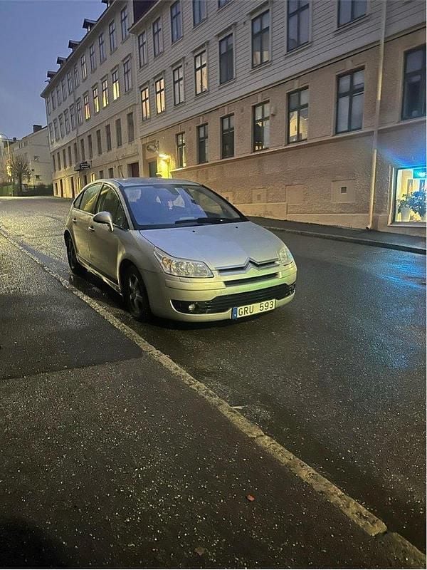 Silver Begagnad 2008 Citroën C4 Halvkombi | 35 000 kr (Lite dyr) - Bild 1/3