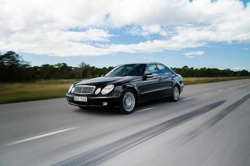 Svart Begagnad 2002 Mercedes E320 Sedan | 65 000 kr - Bild 1/4