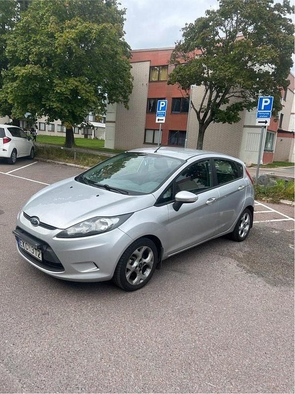 Grå Begagnad 2010 Ford Fiesta Trend Halvkombi | 29 000 kr (Marknadspris) - Bild 1/4