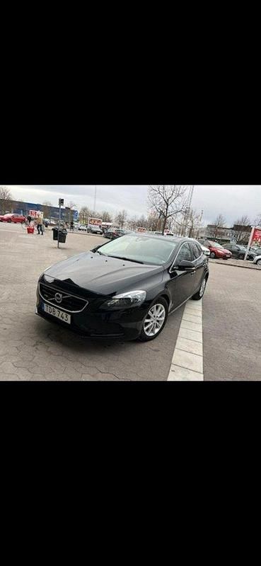 Svart Begagnad 2013 Volvo V40 Momentum Kombi | 129 000 kr (Marknadspris) - Bild 1/3