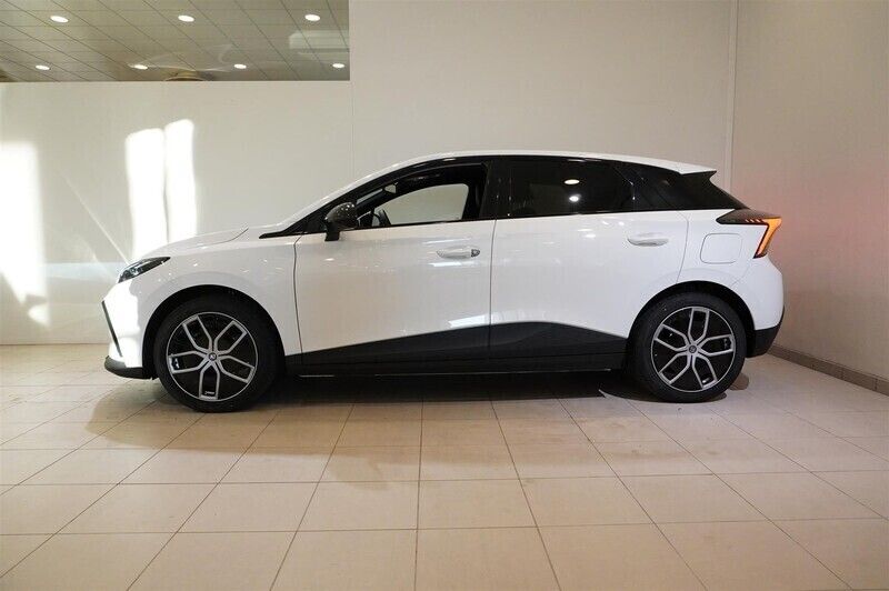 Begagnad MG MG4 EV Luxury 150 kW (204 HK) 2023 Vit Halvkombi